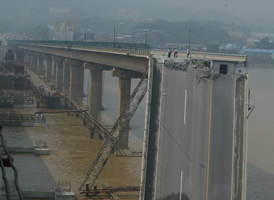 主题:坍塌九江大桥现场